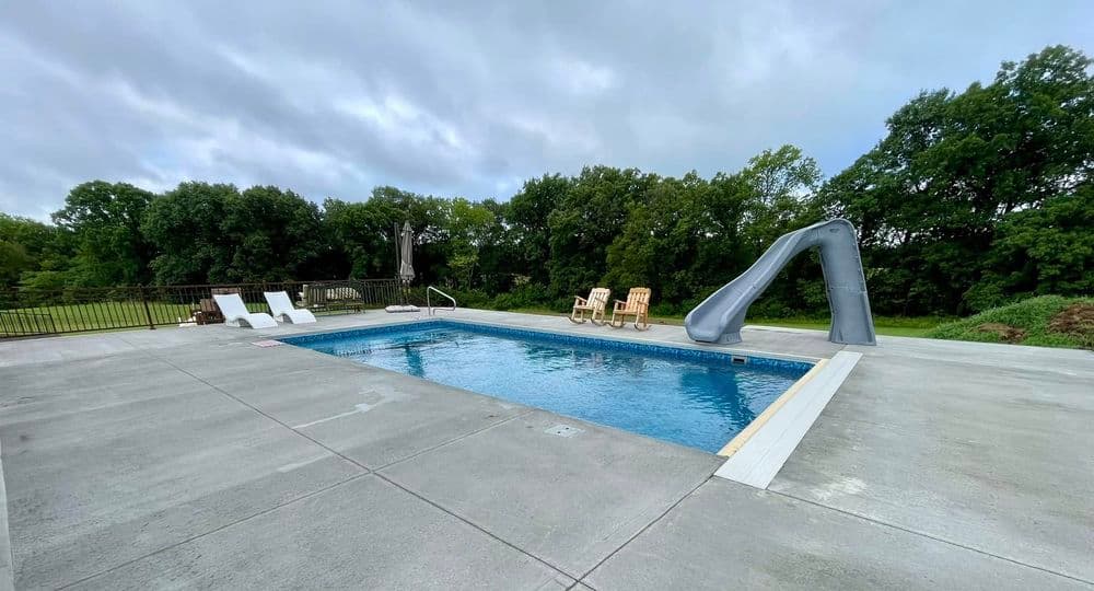 New Vinyl Liner Pool with Tanning Ledge in Kansas City
