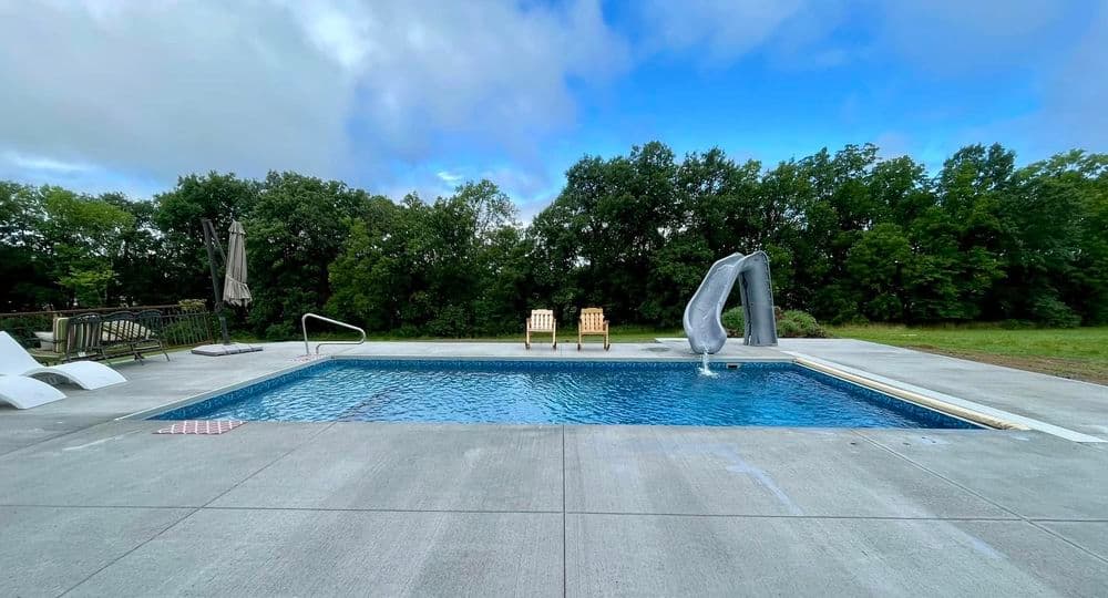 New Vinyl Liner Pool with Tanning Ledge in Kansas City