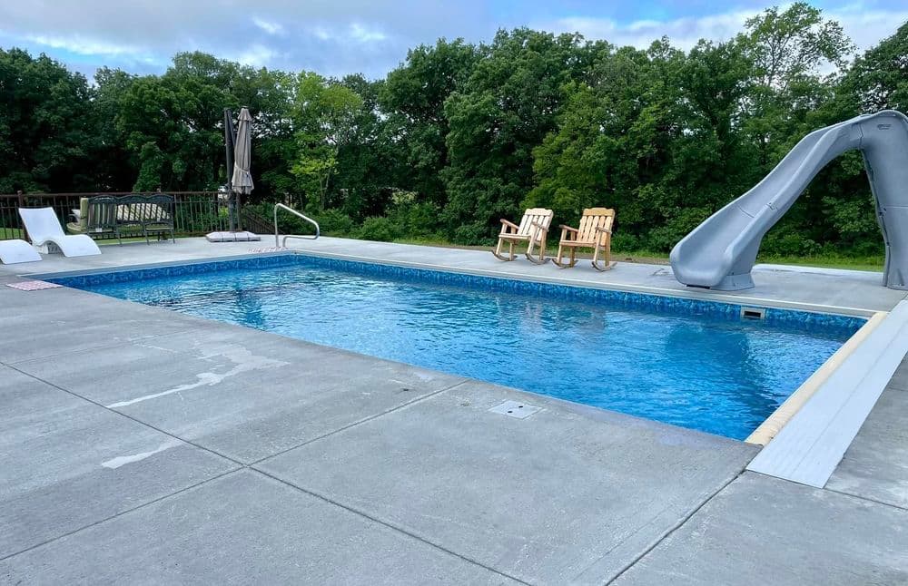 New Vinyl Liner Pool with Tanning Ledge in Kansas City