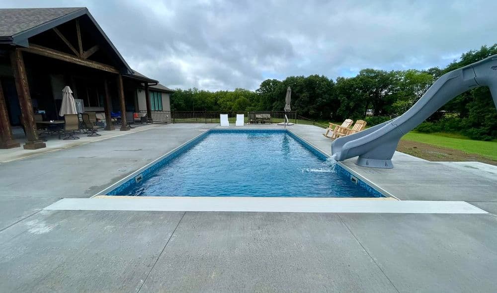 Gallery photos for New Vinyl Liner Pool with Tanning Ledge in Kansas City: Image #4